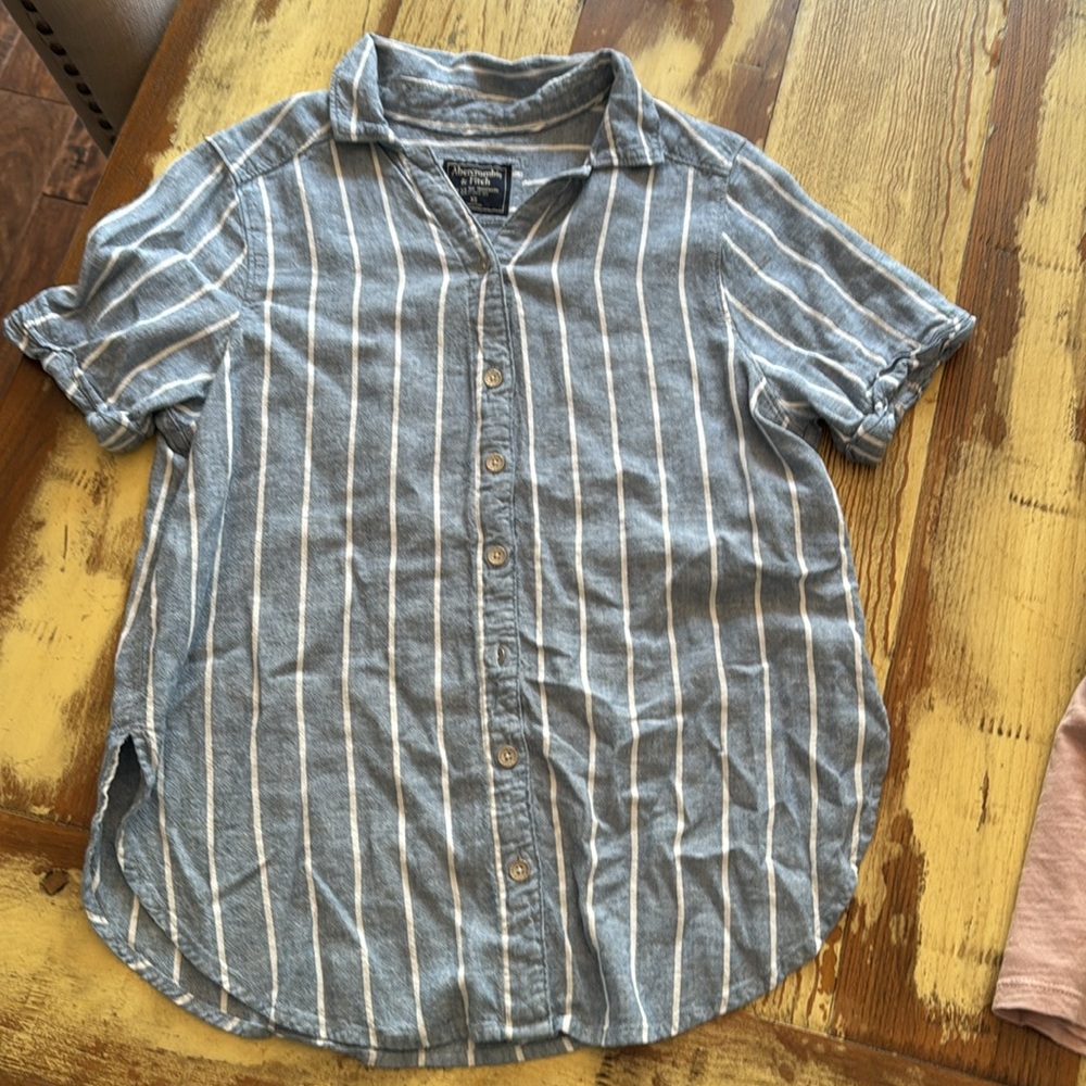 Abercrombie & Fitch and American Eagle Women’s XS Shirts Lot of 4 - Picture 2 of 11